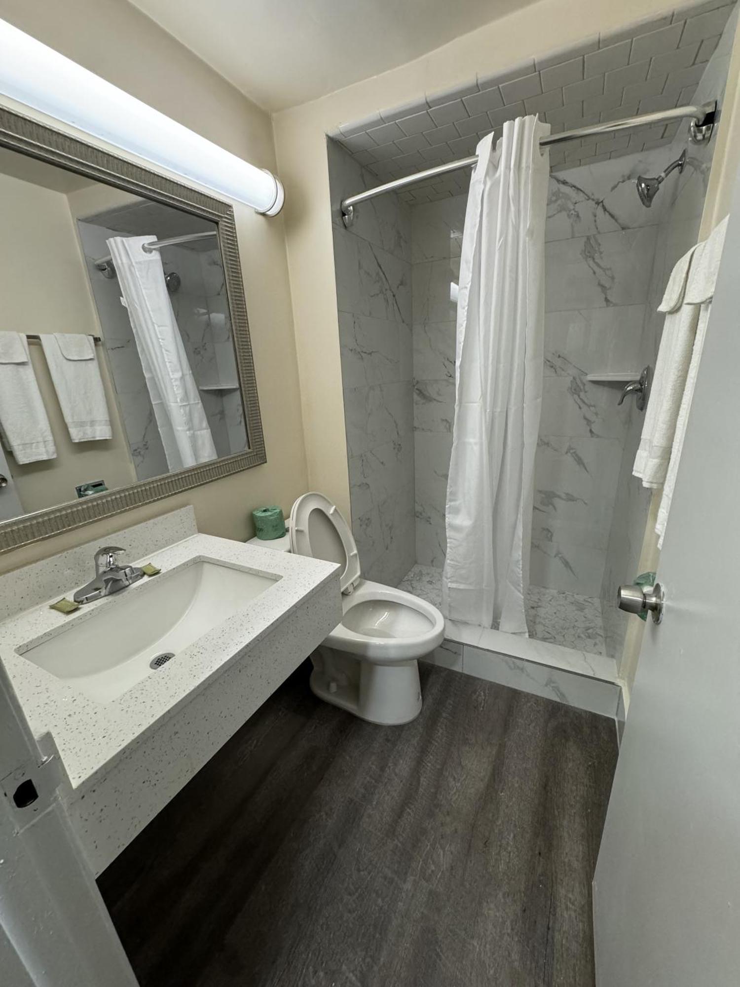 James River Inn & Suites Newport News Esterno foto