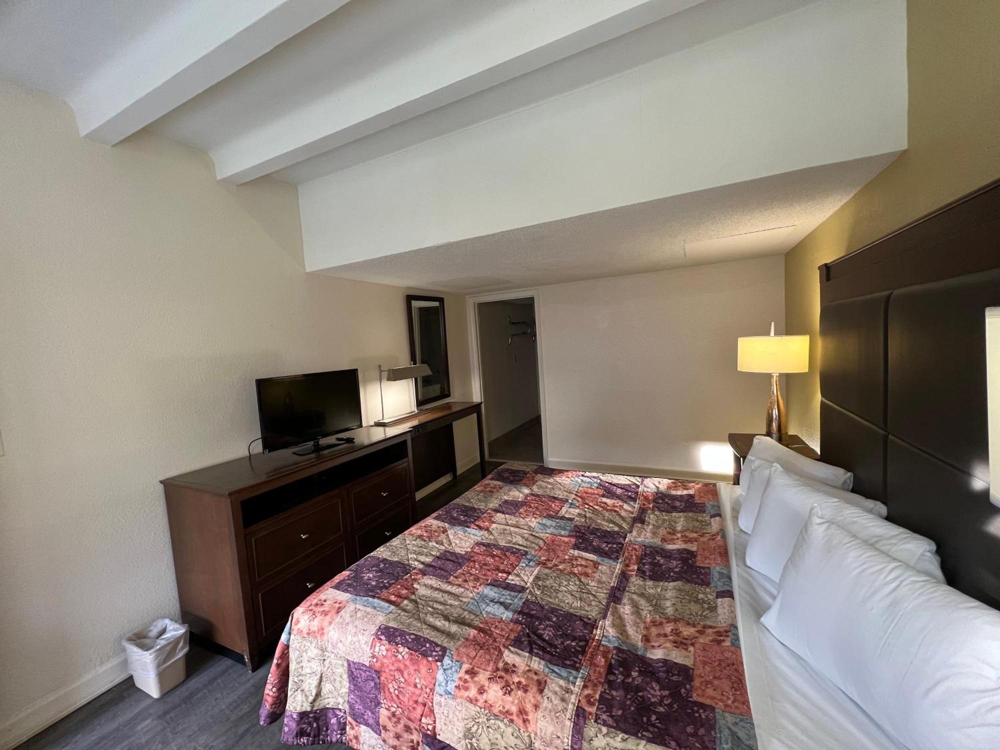 James River Inn & Suites Newport News Esterno foto